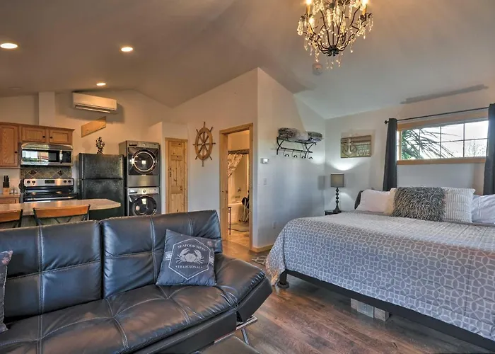 Coastal Retreat In Long Beach: Walk To Attractions